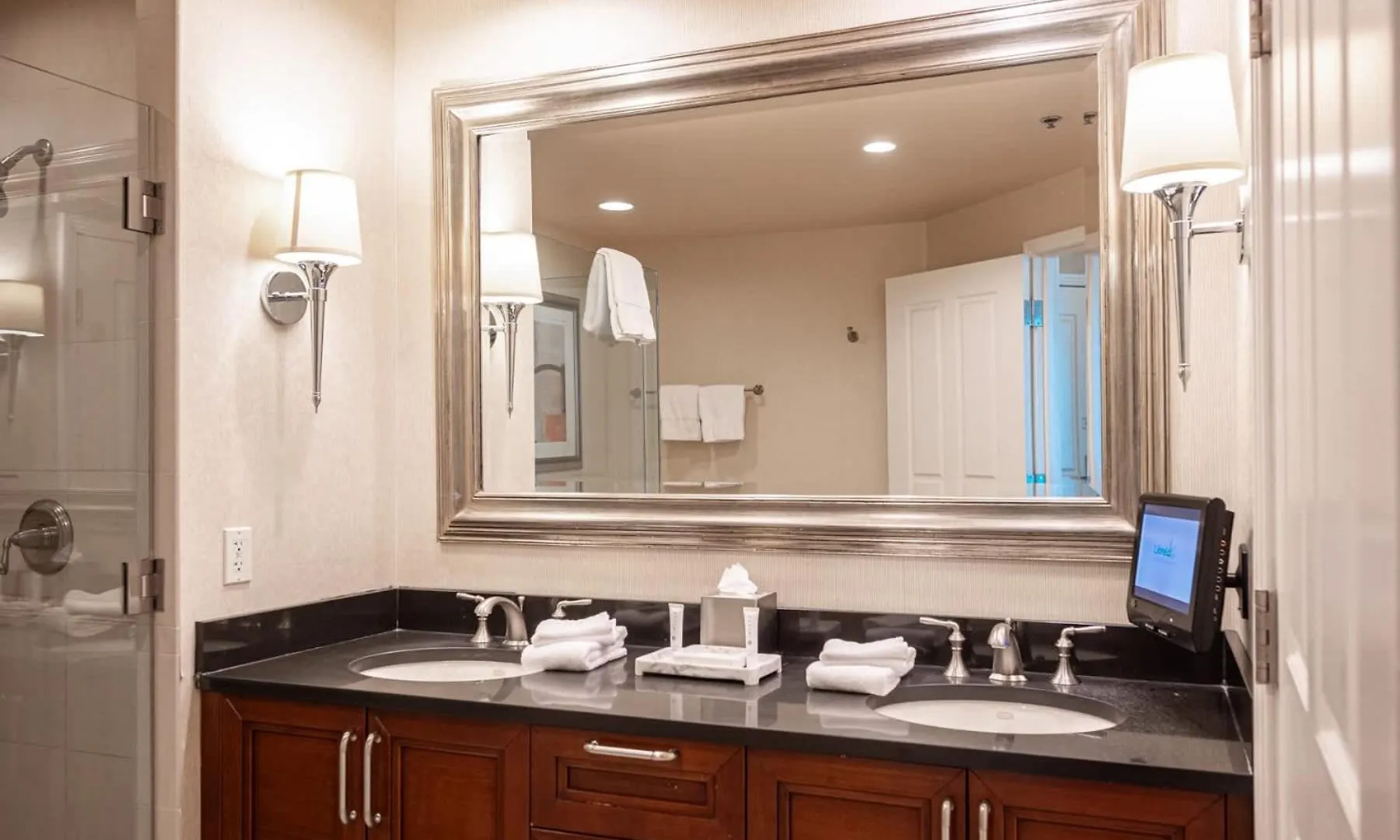 No Resort Fee Strip View Suite + Free Valet+ Pool Las Vegas