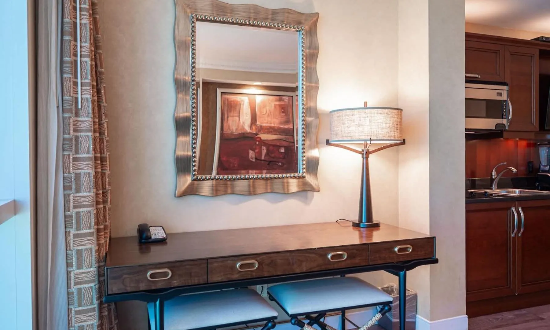 No Resort Fee Strip View Suite + Free Valet+ Pool Las Vegas