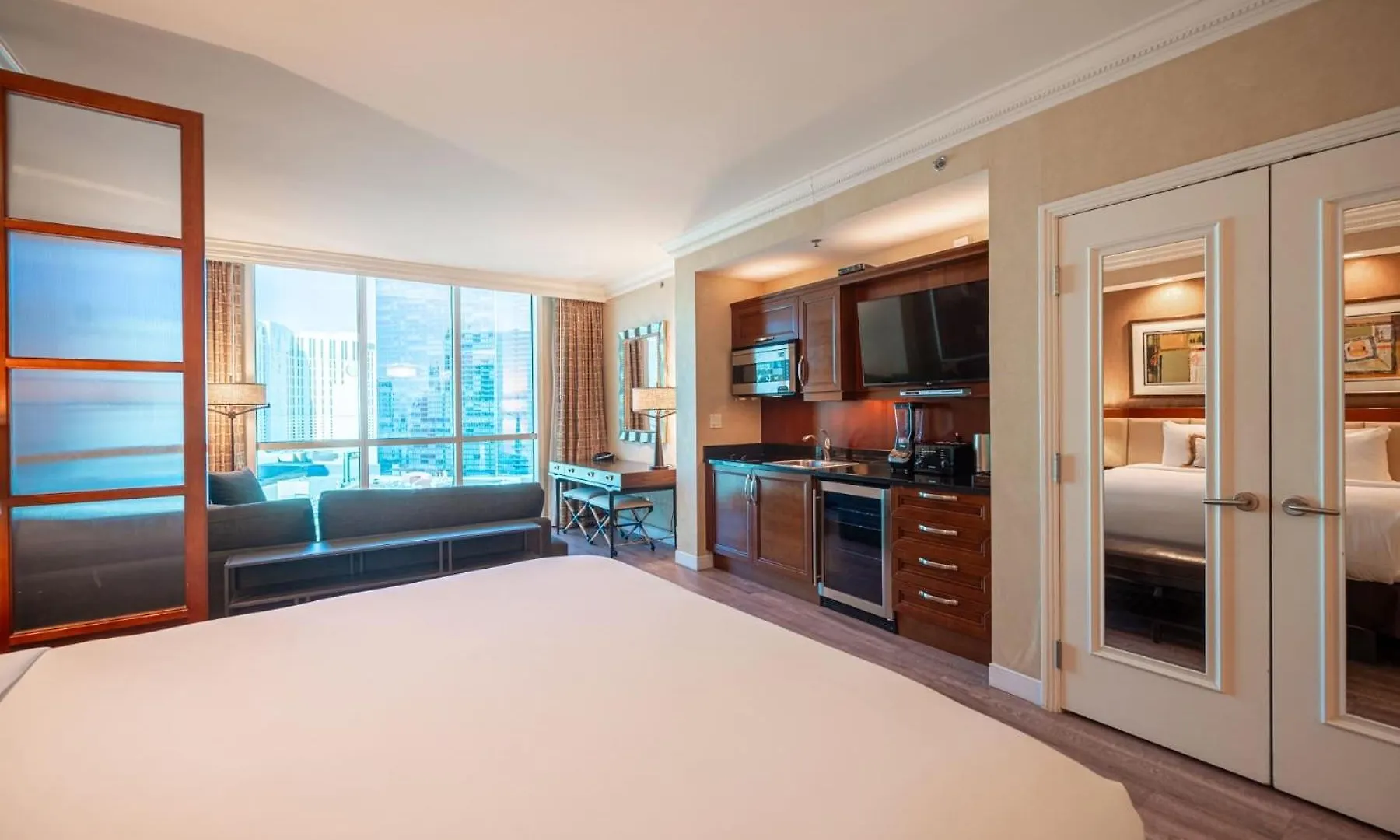 No Resort Fee Strip View Suite + Free Valet+ Pool Las Vegas