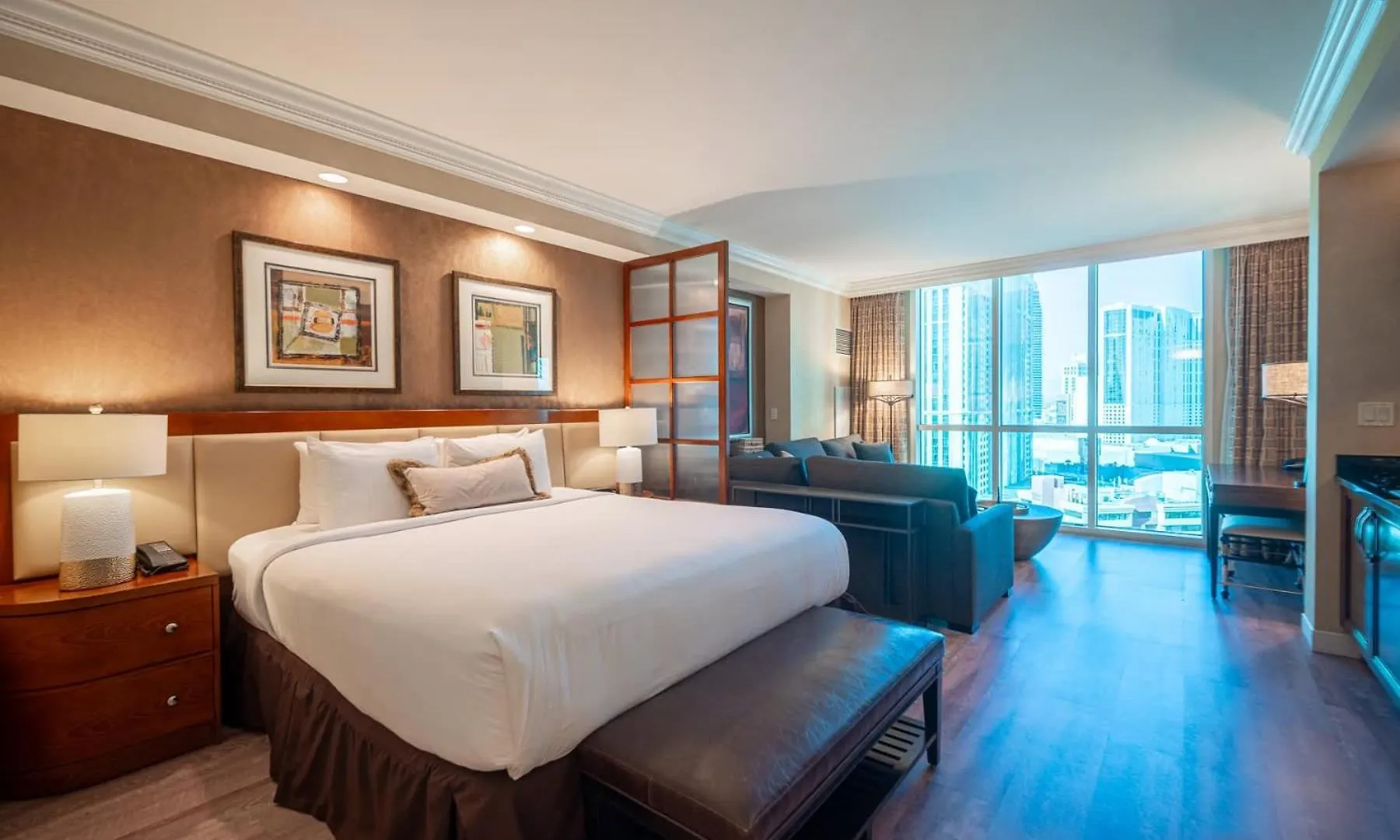 No Resort Fee Strip View Suite + Free Valet+ Pool Las Vegas