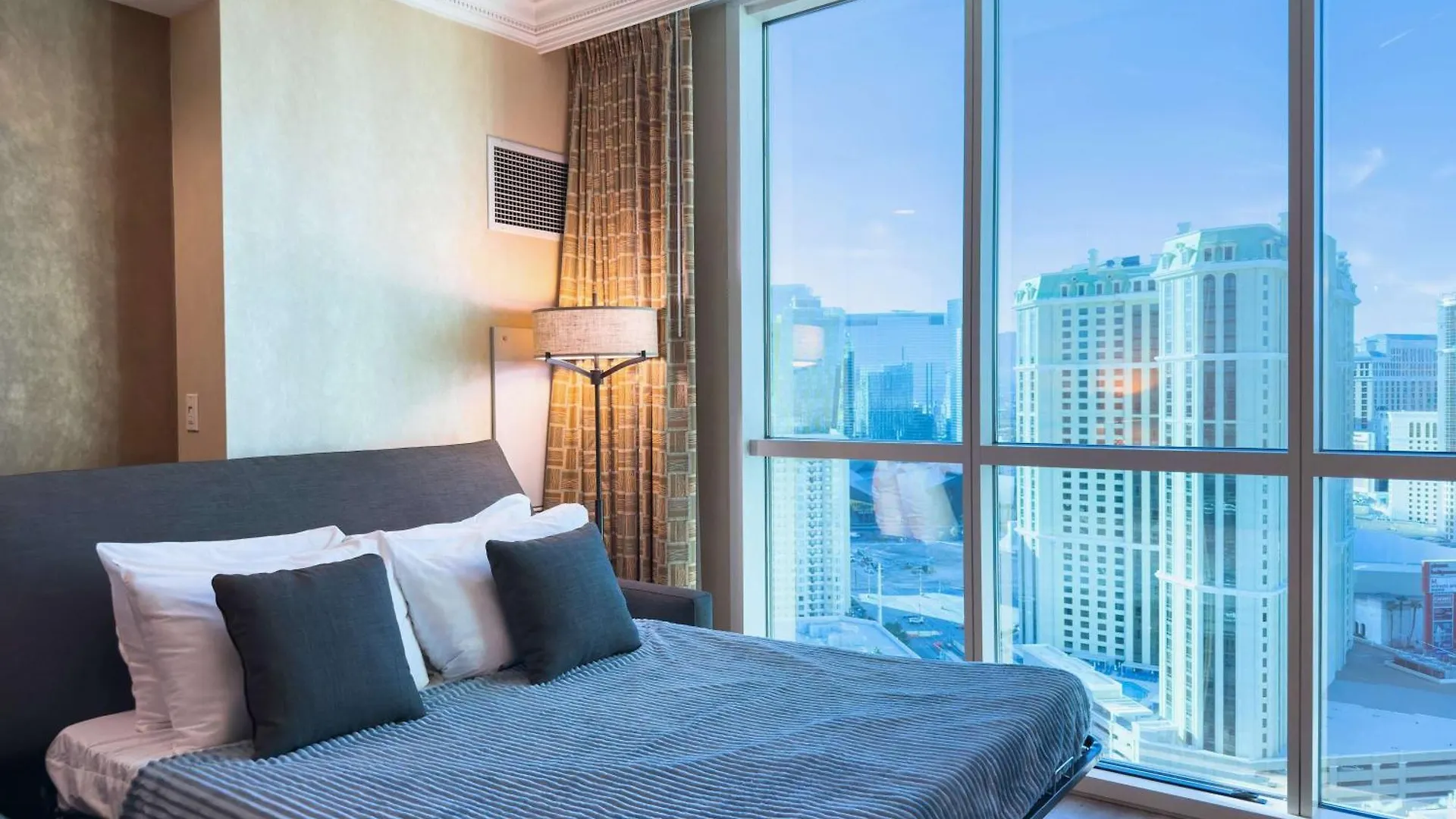 No Resort Fee Strip View Suite + Free Valet+ Pool Las Vegas
